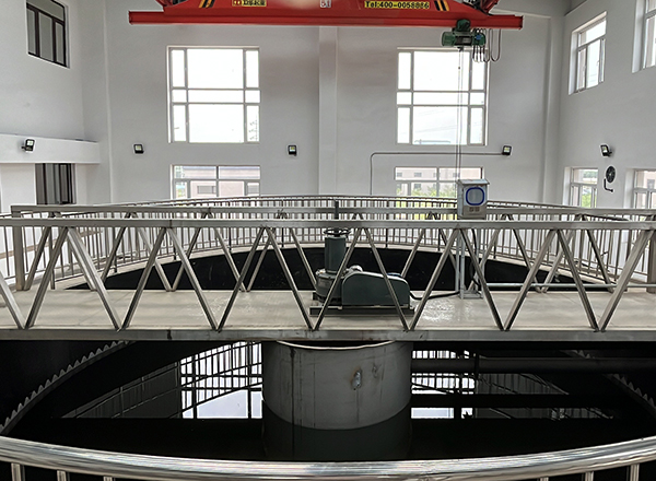 博宇環(huán)保-中心傳動濃縮機.jpg